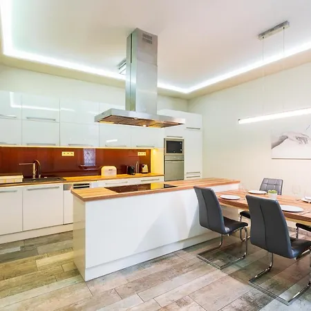 Vibrant And Spacious Downtown Flat * 부다페스트
