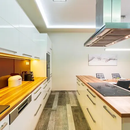 Vibrant&spacious Downtown Flat